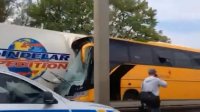 Nehoda autobusu a kamionu u pražského letiště