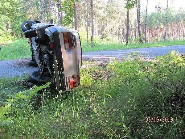 Převrátil Škodu 125L na bok - Rašovice, Týniště nad Orlicí