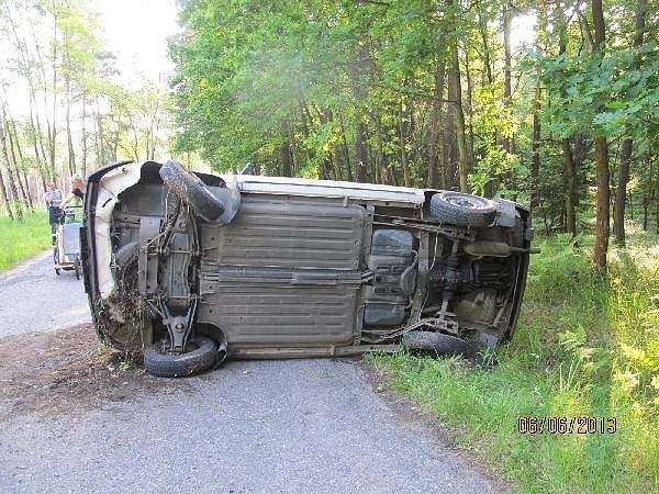 Převrátil Škodu 125L na bok - Rašovice, Týniště nad Orlicí