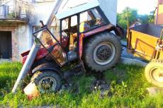 Opilý traktorista naboural v Nové Lhotě do sloupu