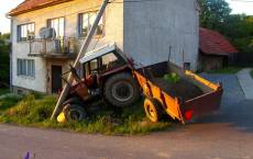 Opilý traktorista naboural v Nové Lhotě do sloupu - Nová Lhota
