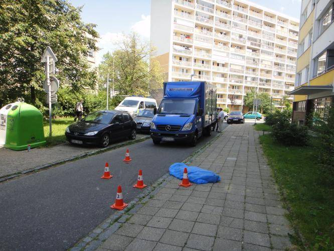 Nákladní auto srazilo v Hradci králové chodkyni, ta zemřela - Hradec Králové, Polní ulice