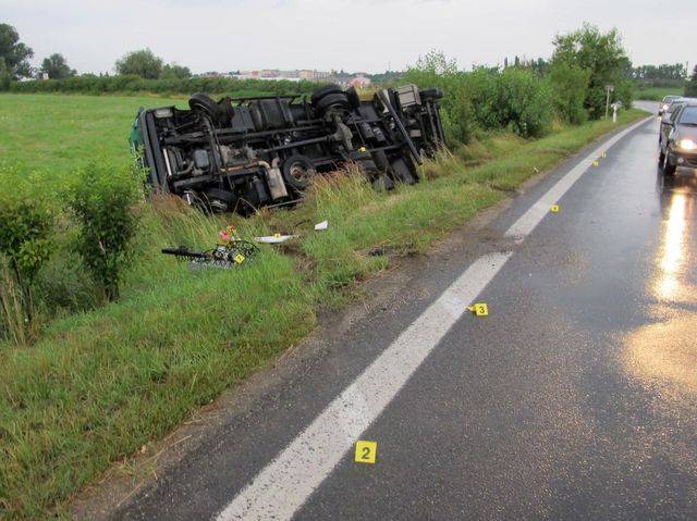 Na mokré silnici řidič převrátil náklaďák - Huštěnovice, Staré Město