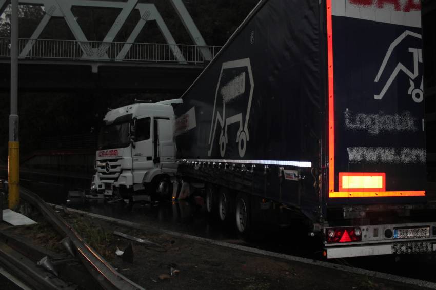 Kamion zatarasil směr na Sokolov - Karlovy Vary