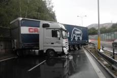 Kamion zatarasil směr na Sokolov - Karlovy Vary