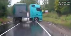 Srážka dvou kamionů na mokré vozovce