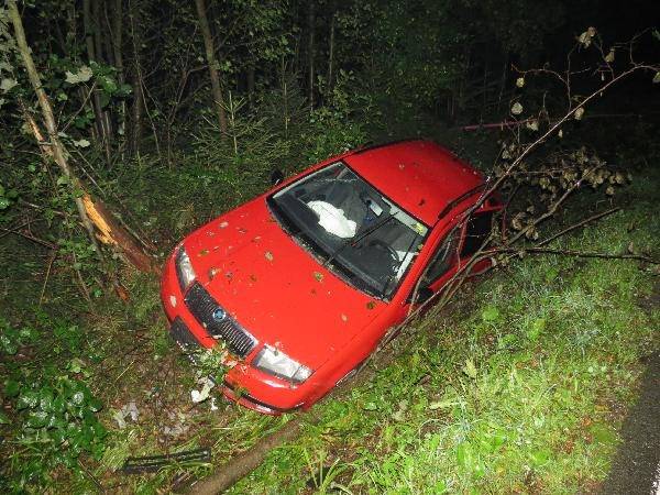 Řidička nezvládla jízdu na mokré vozovce - Rychnov nad Kněžnou, Javornice