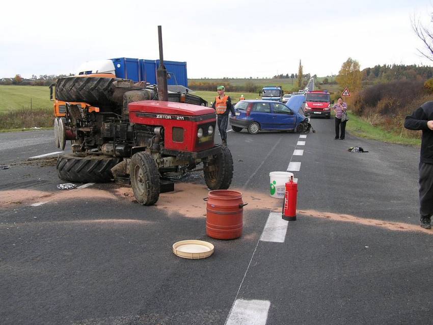 Nehoda traktoru a osobního automobilu v Chlumu u Plzně - Chlum u Plzně