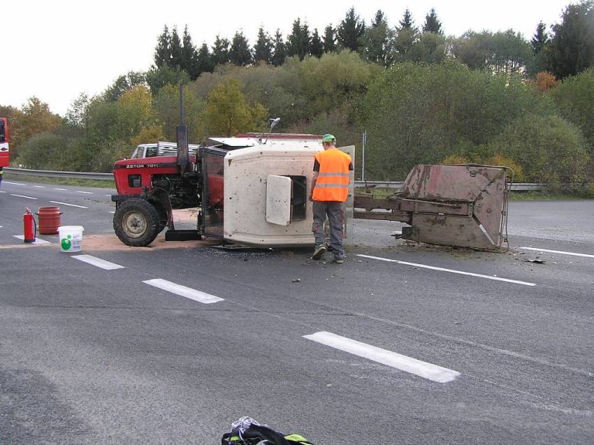 Nehoda traktoru a osobního automobilu v Chlumu u Plzně - Chlum u Plzně