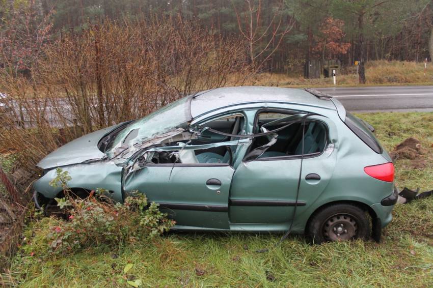 Dopravní nehoda Peugeotu 206 a nakladače - Hodonín, Mutěnice