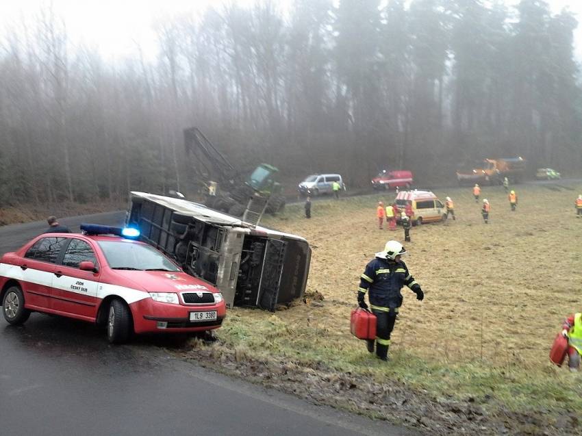 Nehoda autobusu si vyžádala šest zraněných - Smržov