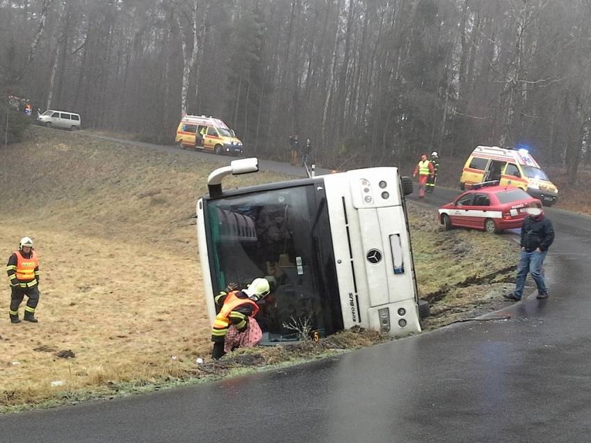 Nehoda autobusu si vyžádala šest zraněných - Smržov