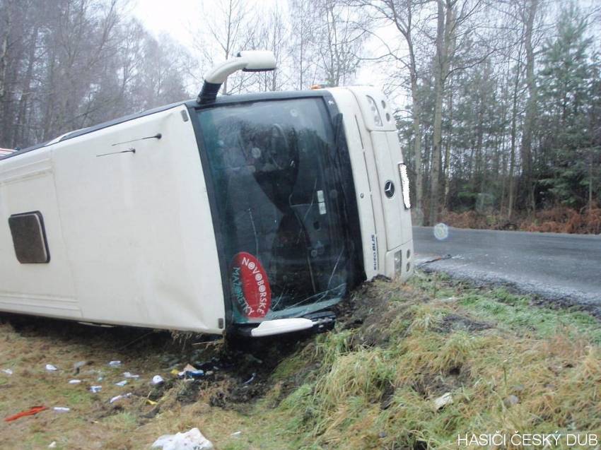Nehoda autobusu si vyžádala šest zraněných - Smržov