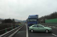 Dopravní nehoda náklaďáku a osobního auta se obešla bez zranění - Karlovy Vary