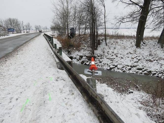 Osobní auto skončilo po nehodě na stromě - Bavorovice