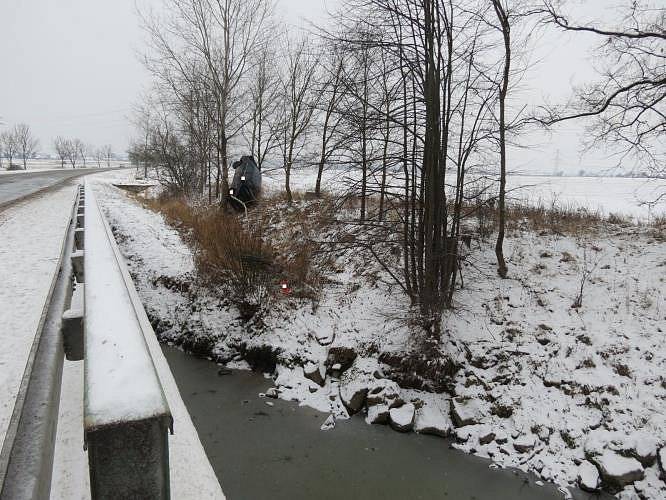 Osobní auto skončilo po nehodě na stromě - Bavorovice