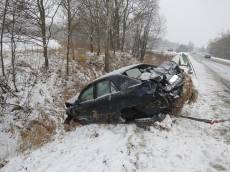 Osobní auto skončilo po nehodě na stromě - Bavorovice