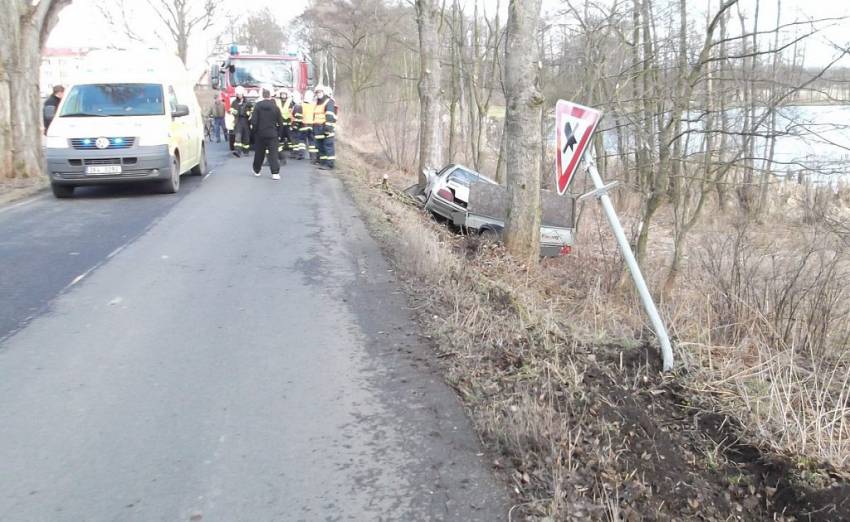 Řidič u Hroznětína přežil náraz do stromu - Hroznětín