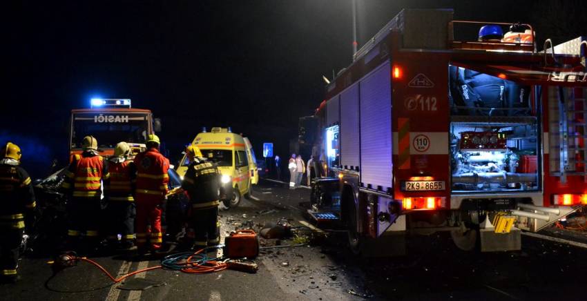 Dopravní nehoda čtyř vozidel na Karlovarsku, jeden mrtvý - Žalmanov