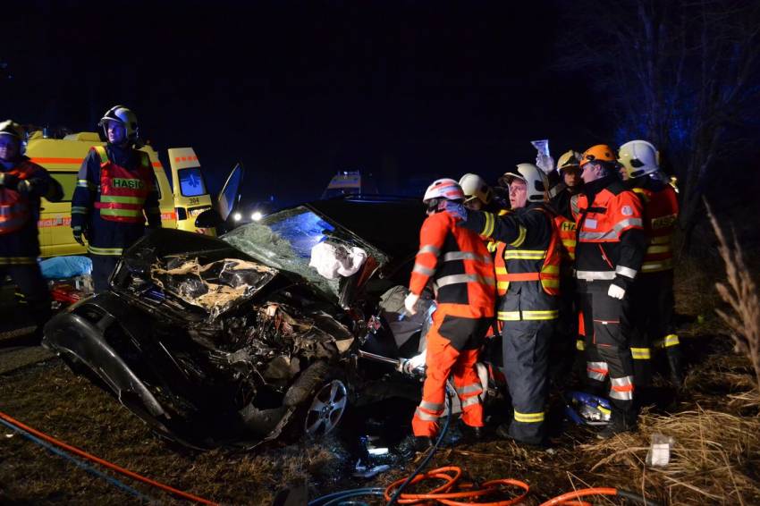 Dopravní nehoda čtyř vozidel na Karlovarsku, jeden mrtvý - Žalmanov