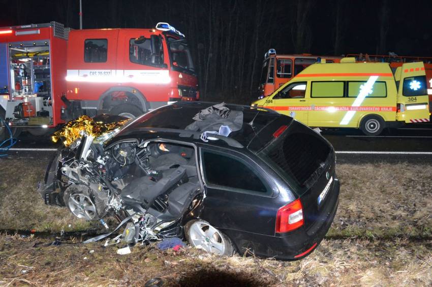 Dopravní nehoda čtyř vozidel na Karlovarsku, jeden mrtvý - Žalmanov