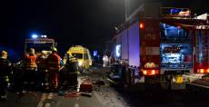 Dopravní nehoda čtyř vozidel na Karlovarsku, jeden mrtvý
