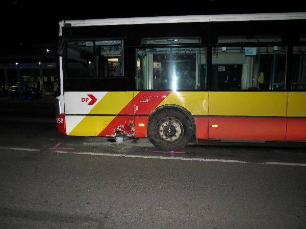 Střet vozidla s autobusem v Hradci Králové - Hradec Králové - Březhrad