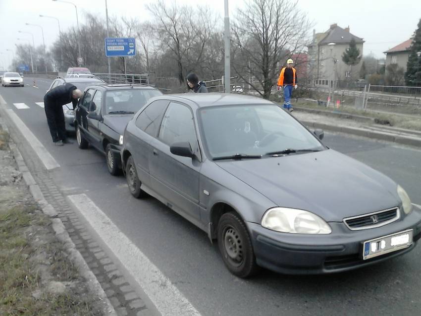 Klasický zaďour tří aut v Ostravě - Zábřehu - ulice Plzeňská, Ostrava-Zábřeh