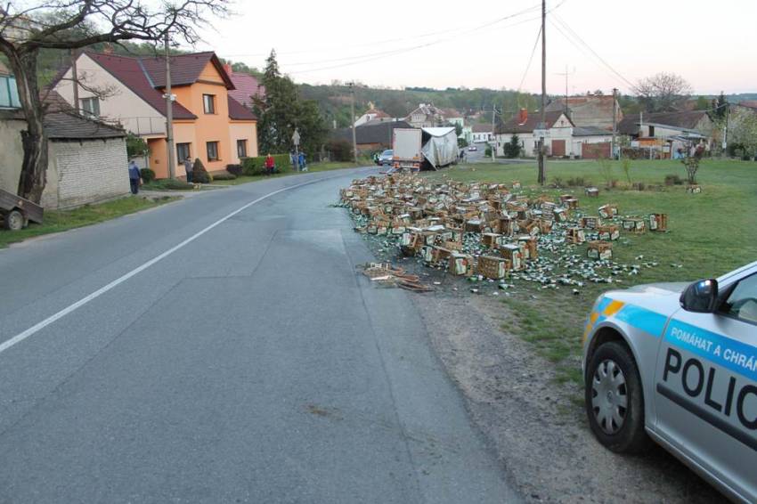 Zlatavý mok se při dopravní nehodě rozbil o vozovku - Kyjov - Bohuslavice