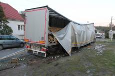 Zlatavý mok se při dopravní nehodě rozbil o vozovku - Kyjov - Bohuslavice