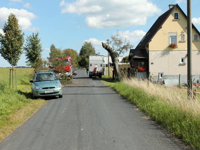 Nákladní automobil zavadil o větve stromu - Štítary, Krásná