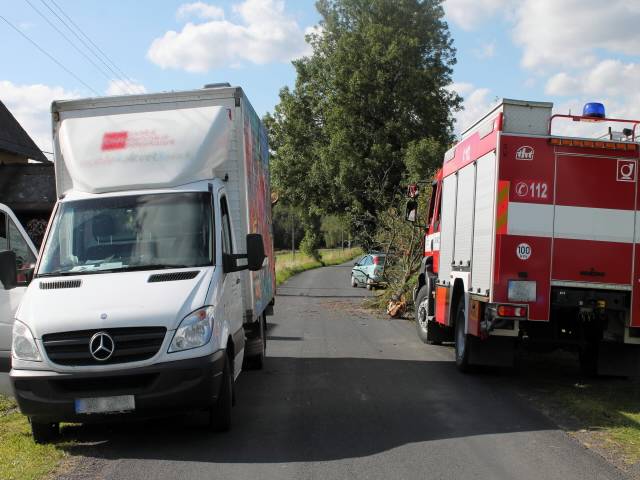 Nákladní automobil zavadil o větve stromu - Štítary, Krásná