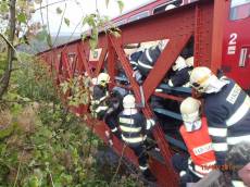 Těžká nehoda osobního vlaku a auta v Lochovicích