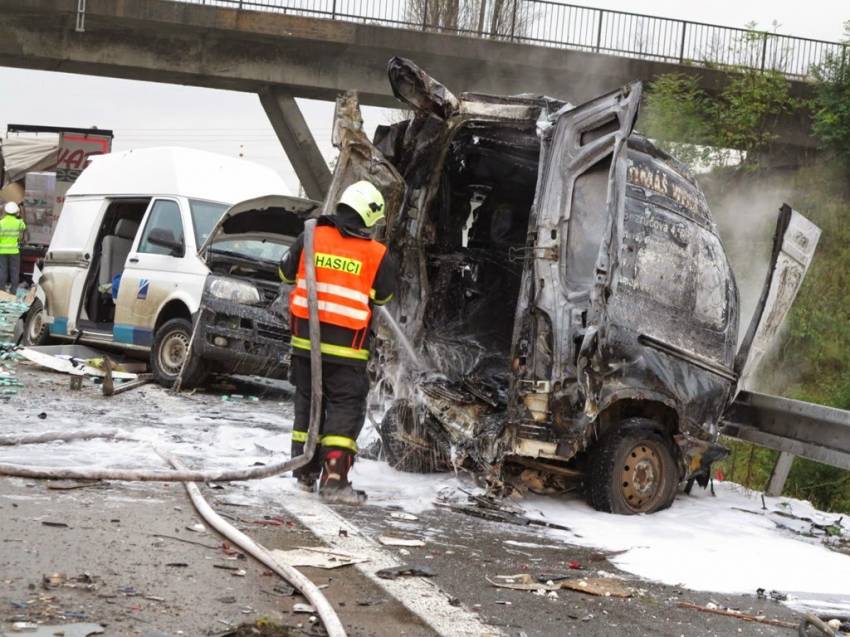 Hromadná dopravní nehoda na D2: Srazilo se osm aut - dálnice D2, 6. kilometr směr B