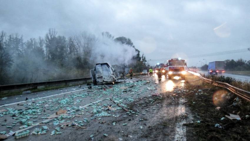 Hromadná dopravní nehoda na D2: Srazilo se osm aut - dálnice D2, 6. kilometr směr B