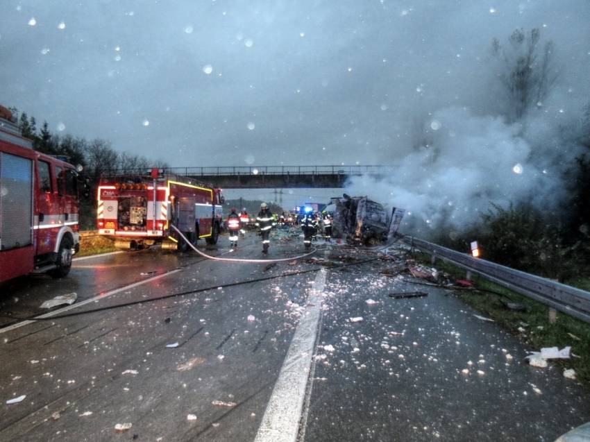 Hromadná dopravní nehoda na D2: Srazilo se osm aut - dálnice D2, 6. kilometr směr B