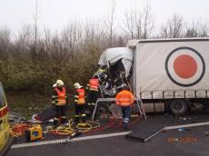 Při dopravní nehodě na dálnici D5 zemřel řidič kamionu