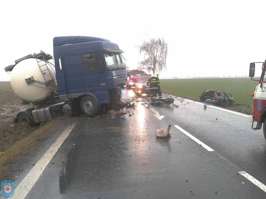 Auto se čelně střetlo s kamionem, jeden mrtvý - silnice I. třídy č. 11