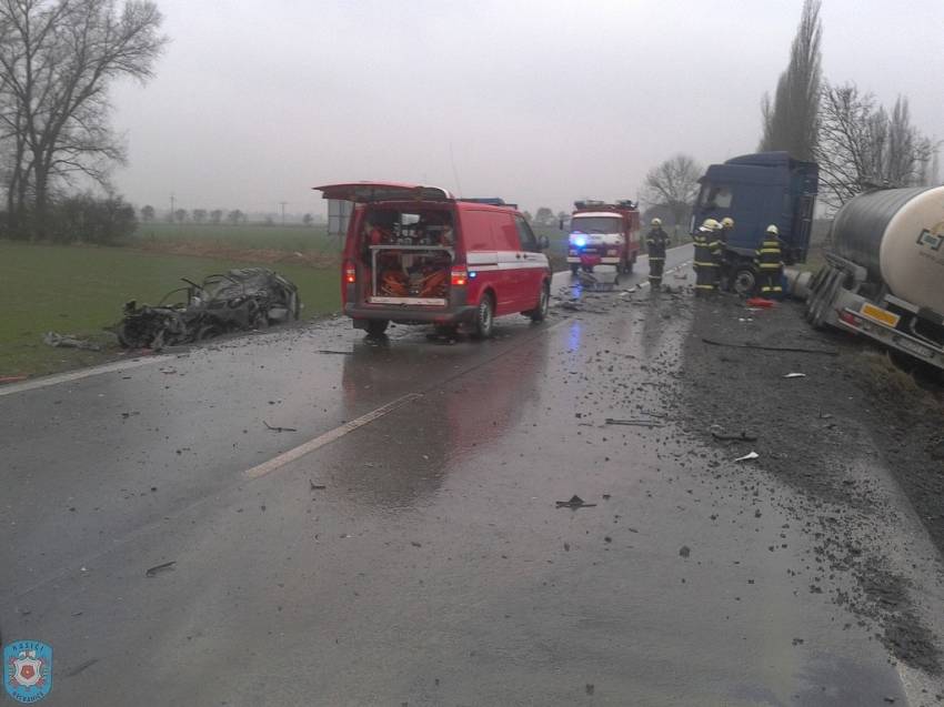 Auto se čelně střetlo s kamionem, jeden mrtvý - silnice I. třídy č. 11