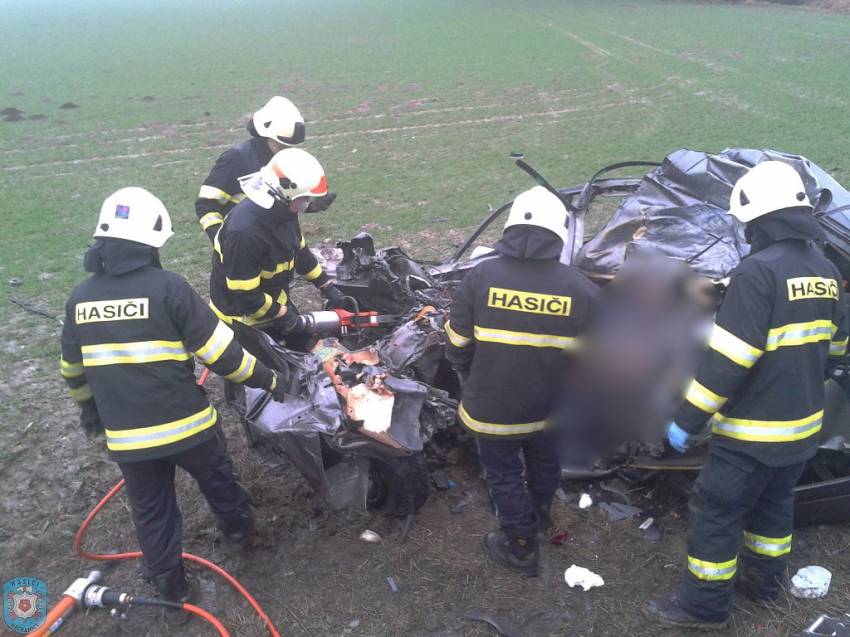 Auto se čelně střetlo s kamionem, jeden mrtvý - silnice I. třídy č. 11