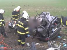 Auto se čelně střetlo s kamionem, jeden mrtvý - silnice I. třídy č. 11