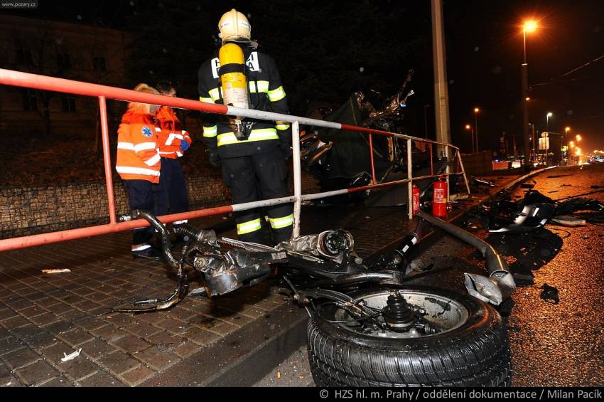 Dopravní nehodu na Evropské ulici v Praze nepřežil řidič Porsche - Praha, Evropská ulice