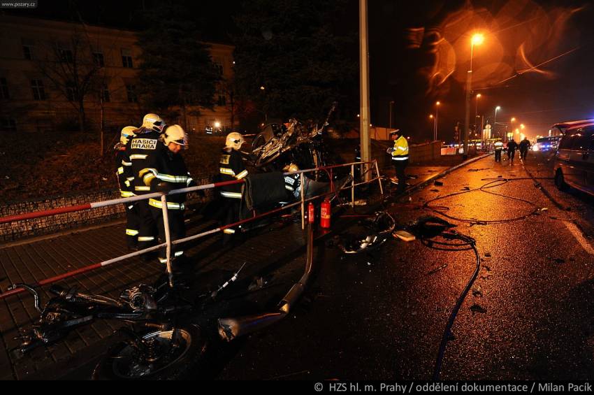 Dopravní nehodu na Evropské ulici v Praze nepřežil řidič Porsche - Praha, Evropská ulice