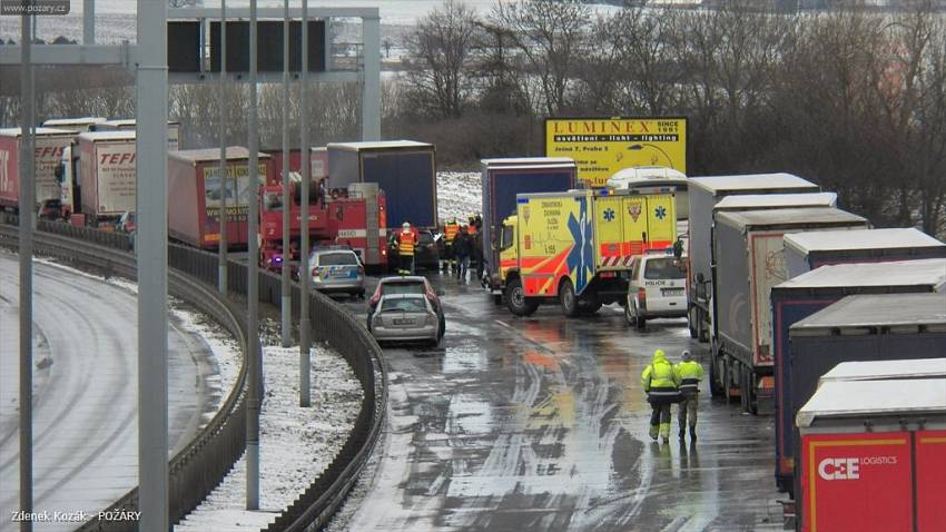 Hromadná nehoda na Pražském okruhu. Srazilo se 50 aut - Pražský okruh