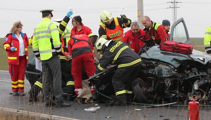 Na Mostecku se střetla dvě vozidla, ve kterých cestovali členové jedné rodiny - Havraň