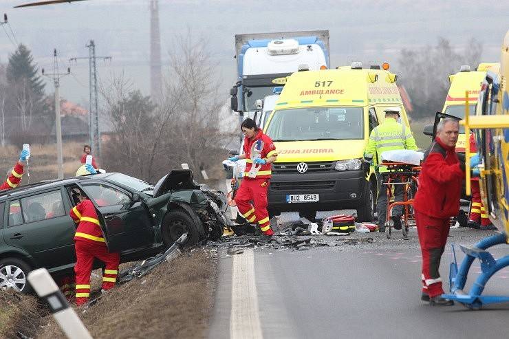 Na Mostecku se střetla dvě vozidla, ve kterých cestovali členové jedné rodiny - Havraň