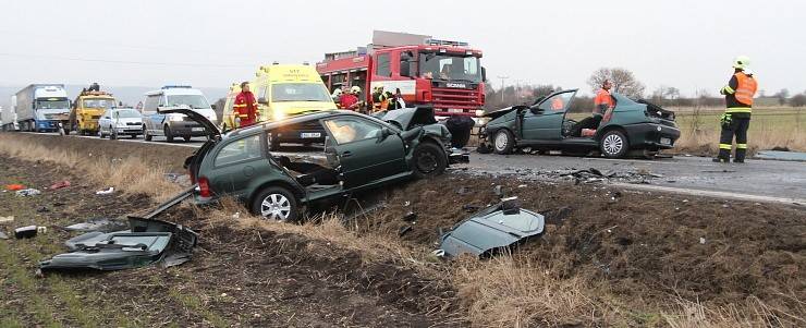 Na Mostecku se střetla dvě vozidla, ve kterých cestovali členové jedné rodiny - Havraň