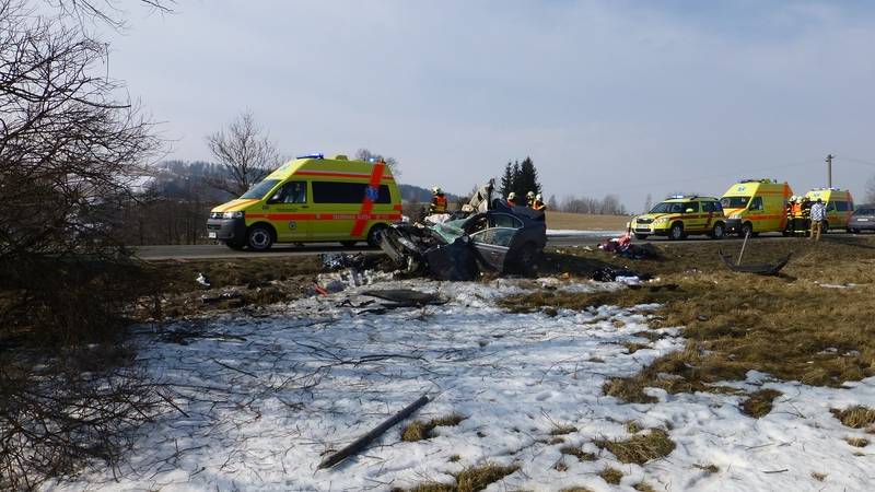 Při střetu tří osobních vozidel na Bruntálsku jeden mrtvý - Valšov, Kočov