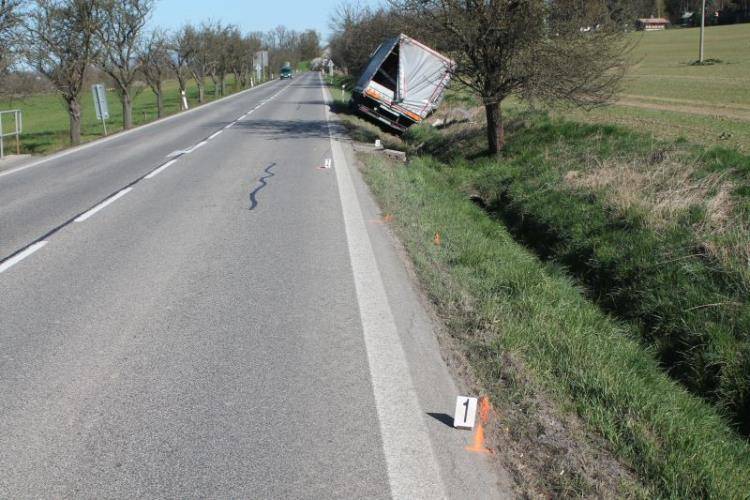 Nákladní vůz zastavil až o strom - Ktová