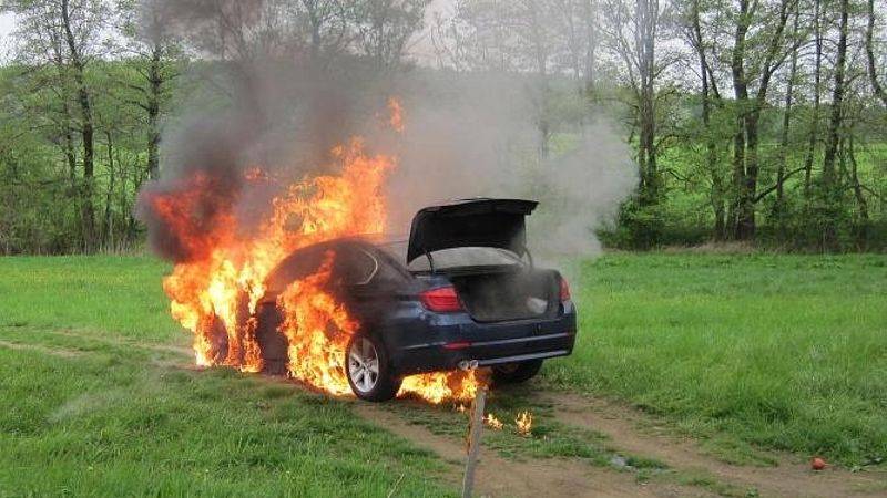 Luxusní BMW pohltily plameny - Starý Hrozenkov